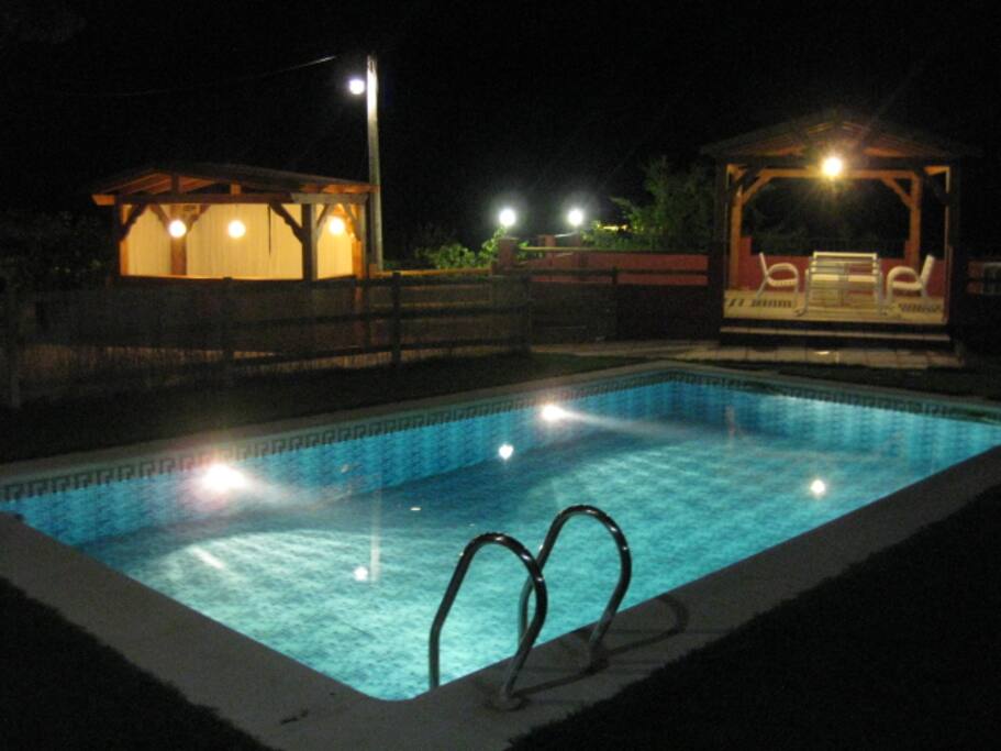 PISCINA ILUMINADA