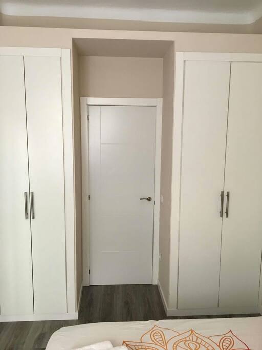 Armarios empotrados con cajoneras en su interior