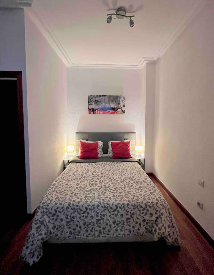 Cama matrimonio con sábanas limpias y lista para descansar 