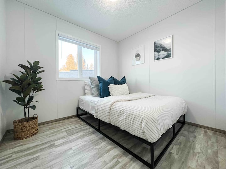 Chambre secondaire avec lit QUEEN et grand placard