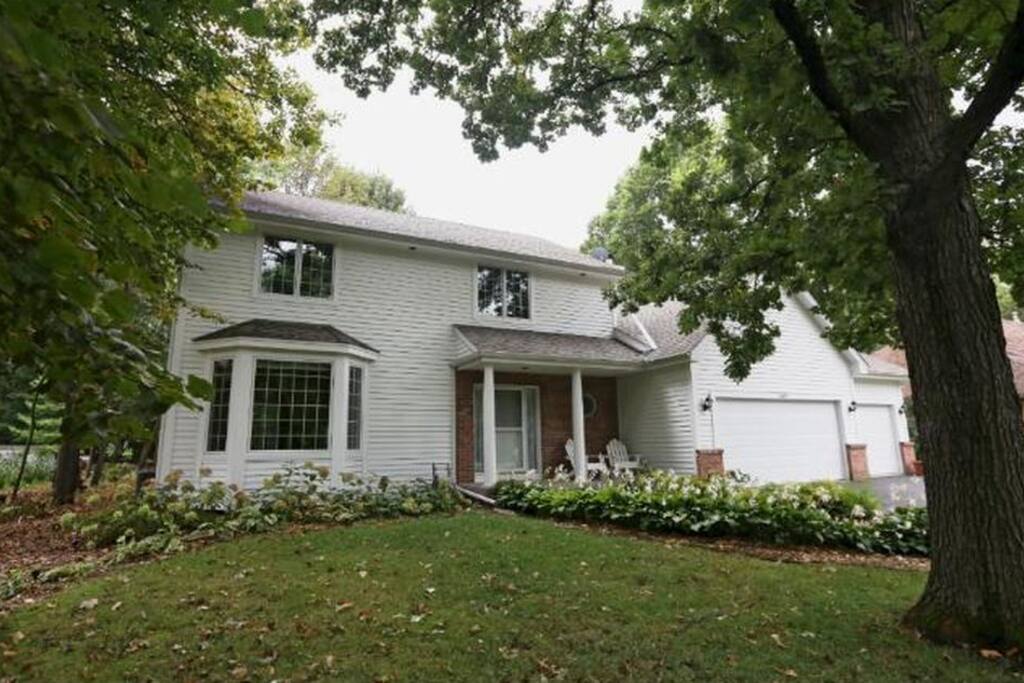 Beautiful 2-story, 2300 sq ft home in quiet neighborhood close to park and trails