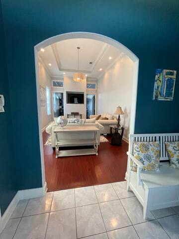 Large Chic Modern / 2.5 Miles from FQ! gallery image 4