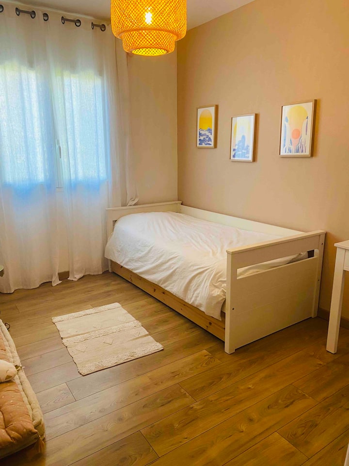 חדר השינה השני למעלה עם מיטה ב -90 ומיטה נוספת ב -90 ס"מ (על פי בקשה)