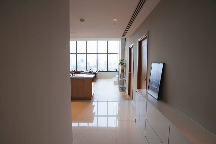 Designer HUGE 2 BR Duplex, Steps to BTS,EMQUARTIER gallery image 2