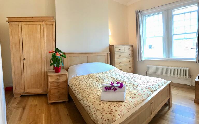 Very spacious apartment right in heart of London gallery image 4