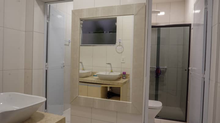 Samostatné WC s umývadlom, toalety a toalety