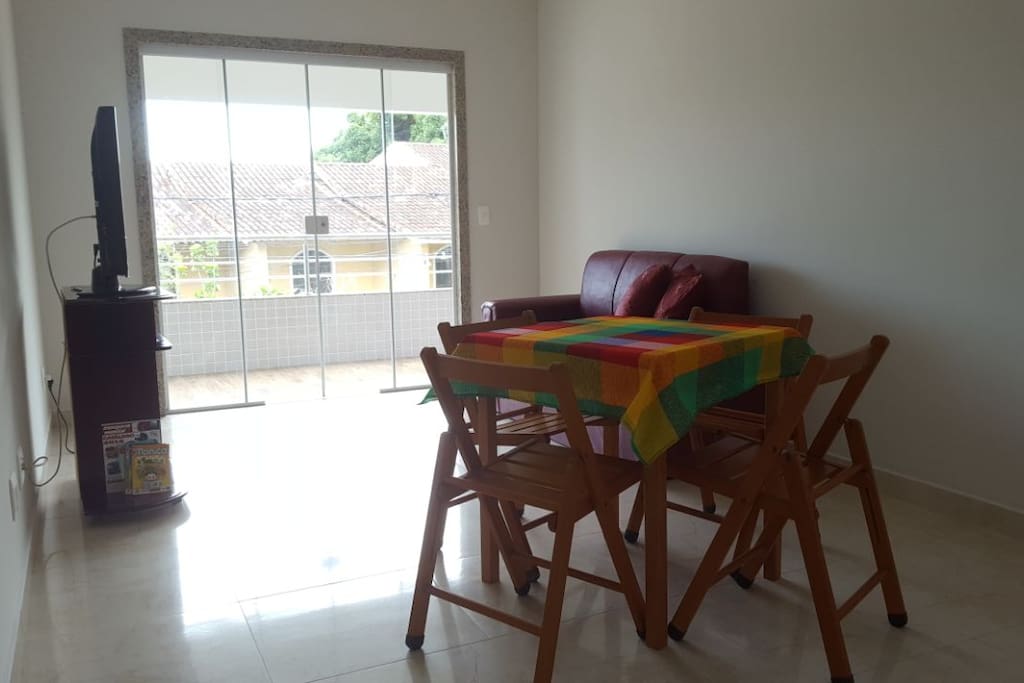 Sala espaçosa. Todo o piso em porcelanato de alta qualidade