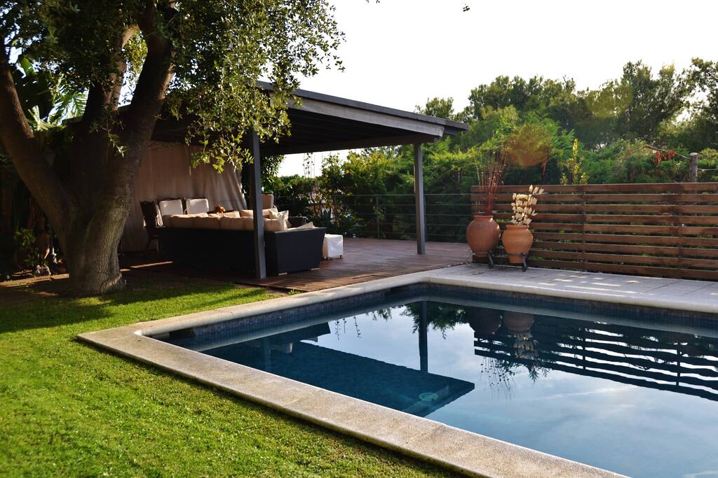 Comedor de verano con mesa y sofá
