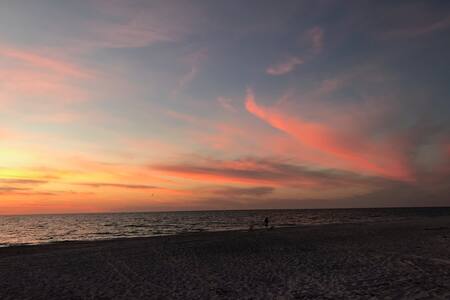 #4 HTD POOLSIDE 1 BR QUEEN-20 sec TO BCH-SLEEPS 4