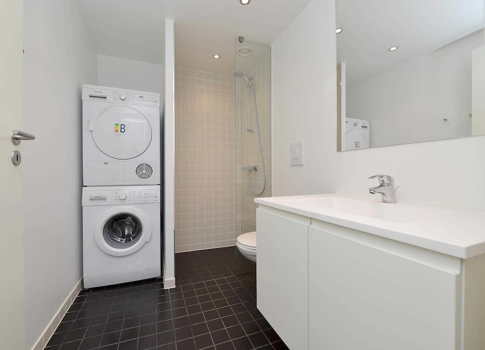 Bathroom with washing machine and dryer