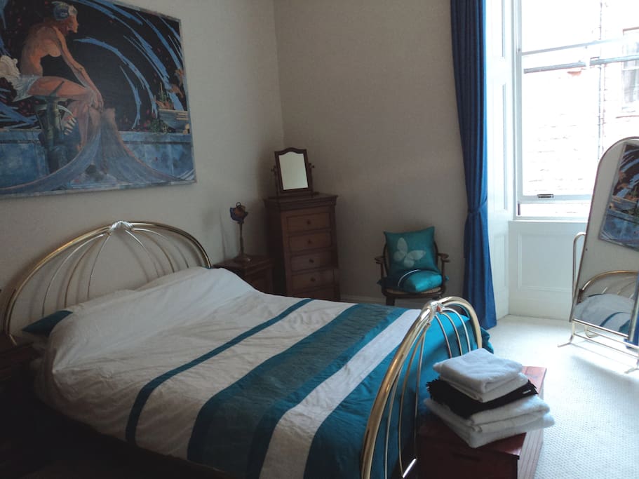 Guest bedroom with king size bed - it's at the back of the flat so it's nice and quiet.