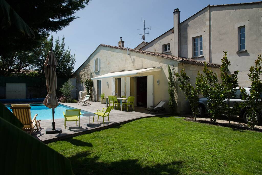 Façade côté jardin.