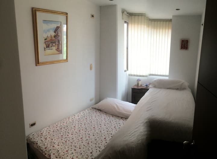 غرفة تضم سريرين