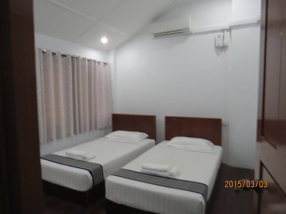 Twin room with shared bathroom 1