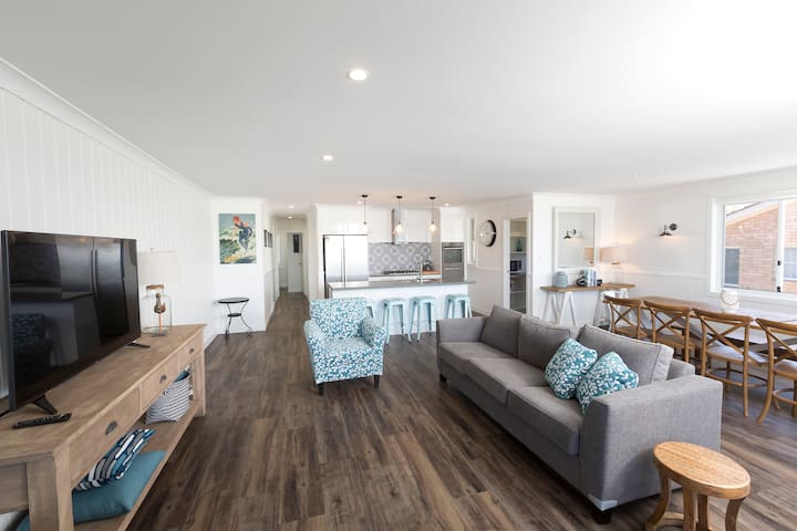 Group Friendly 4 Bed House + Ocean Views gallery image 2