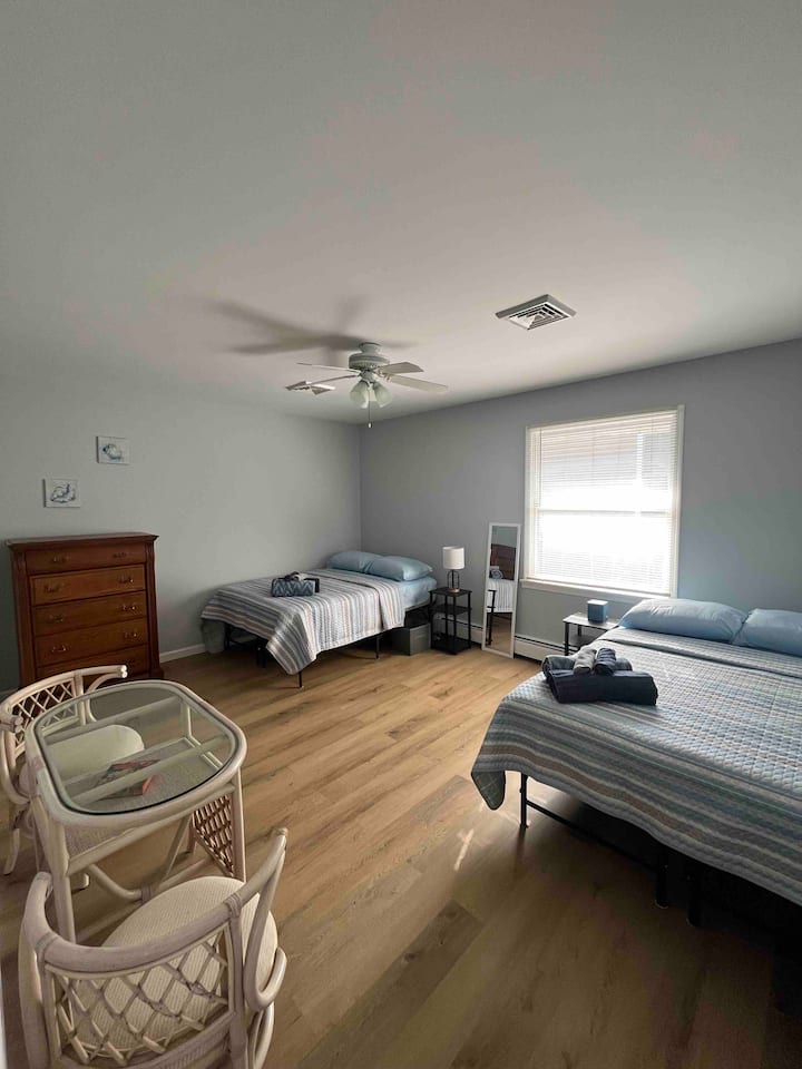 Dhoma e gjumit #2 me dy krevate të plotë dhe ambient për t 'u ulur 