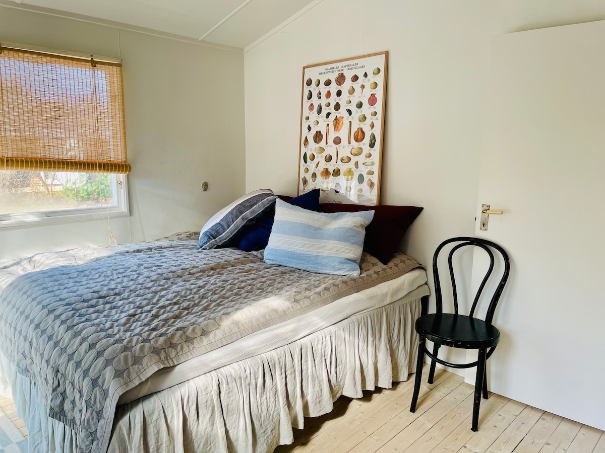 Chumba cha watu wawili katika nyumba kuu - kuna mlango wa baraza nje wa kufunika na bustani 