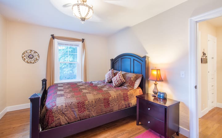 غرفة نوم في الطابق الرئيسي