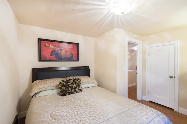 غرفة نوم في الطابق العلوي