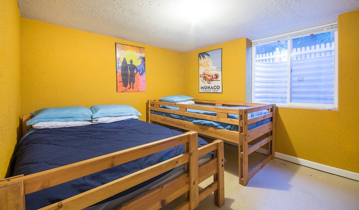 غرفة نوم بجوار القبو الرياضي في الطابق السفلي