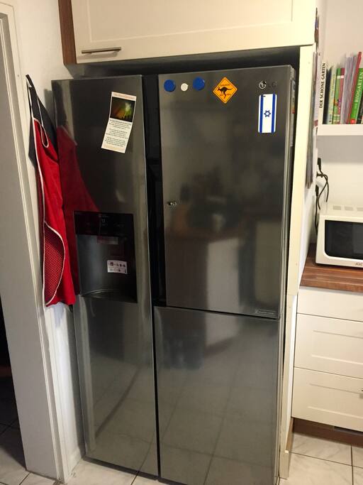 Großer Kühlschrank mit Eiswürfelspender