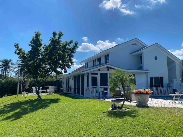 LakeFront – Home Near Casino w private pool gallery image 3