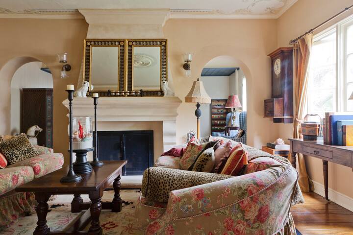 Charming English Cottage gallery image 2