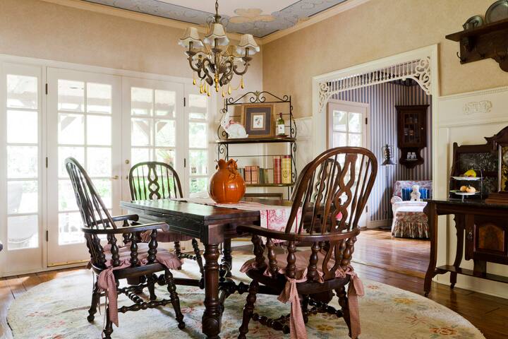 Charming English Cottage gallery image 4