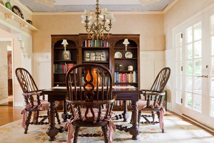 Charming English Cottage gallery image 5