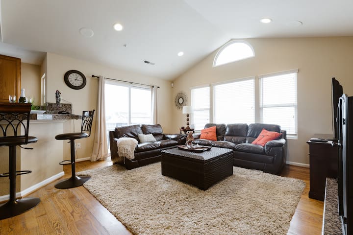 Mermaid Beach House, Walk to Beach / Aquarium! gallery image 3