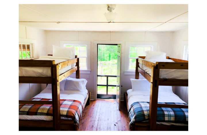 双层房- 3张双层床，下铺为双人床，上铺为两张单人床