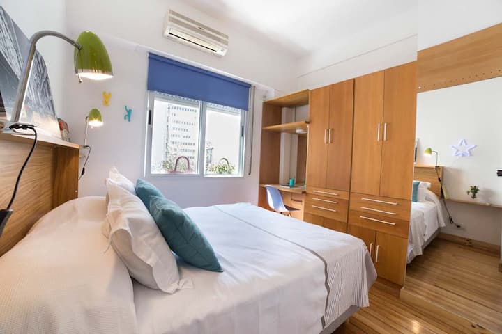 الغرفة المشرقة التي تحتوي على خزانة كبيرة ومرآة ومكتب لإقامة مثالية في أفضل موقع.