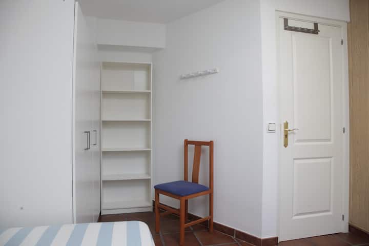Habitación individual. Tiene refrigerador y microondas.