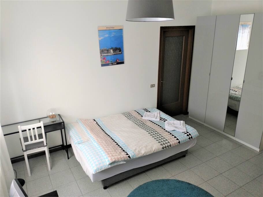 Primo divano letto alla francese ad uso singolo o doppio.