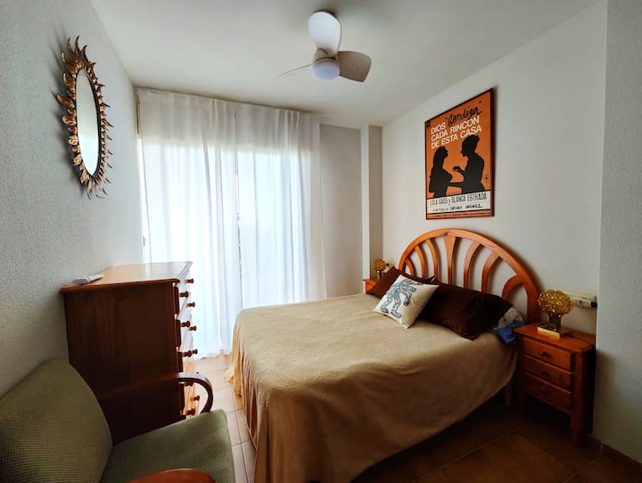 Chumba 1. Kitanda cha sentimita 135 kilicho na feni ya dari, kabati na mlango wa kioo kwenye mtaro
Chumba cha 1, kitanda cha sentimita 135 kilicho na feni ya dari, kabati na mlango wa kioo kwenye mtaro 