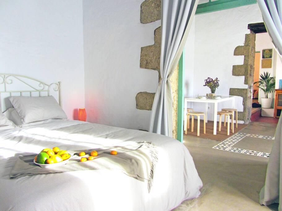 Dormitorio con salón independiente