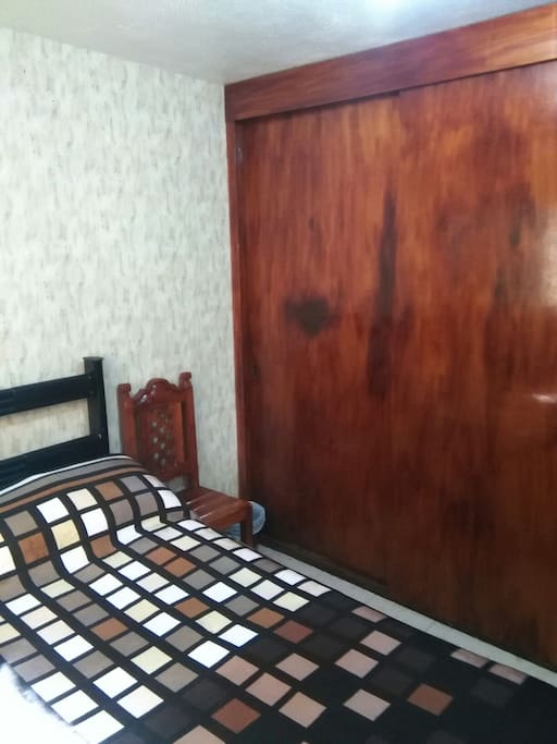 Closet Amplio con cajones, gavetas y perchas para instalarse y sentirse como en casa.