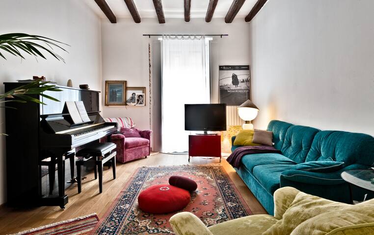 Nice flat, piano and yoga classes!