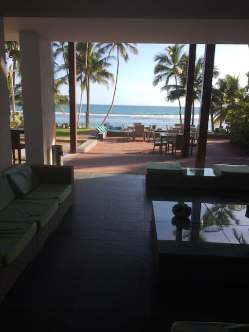 Área del Lobby y piscina con acceso a la playa