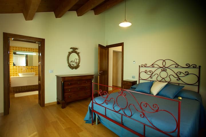 Una cama doble con baño