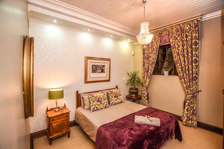 ห้องที่สองพร้อมเตียงควีนไซส์ หากมี 3/4 คนคุณจะมีห้องพัก 2 ห้องแต่ใช้ห้องน้ำร่วมกัน