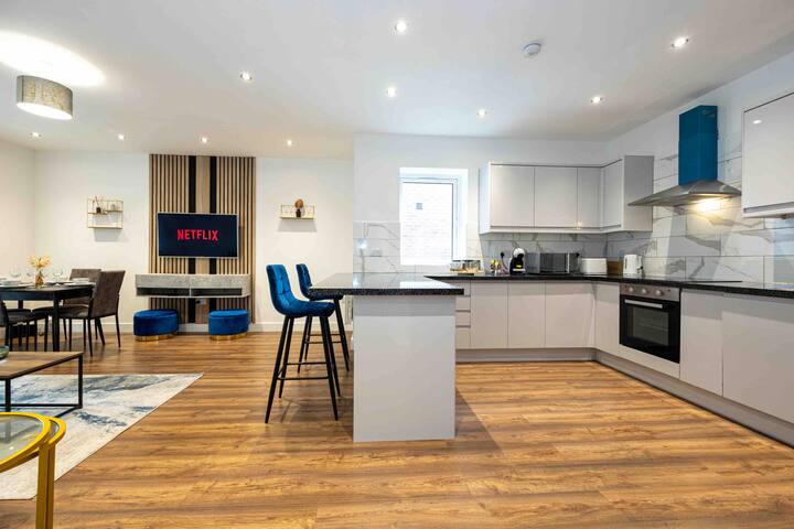 Vibrant 2BR Apartment in Chorlton, Free Parking gallery image 4