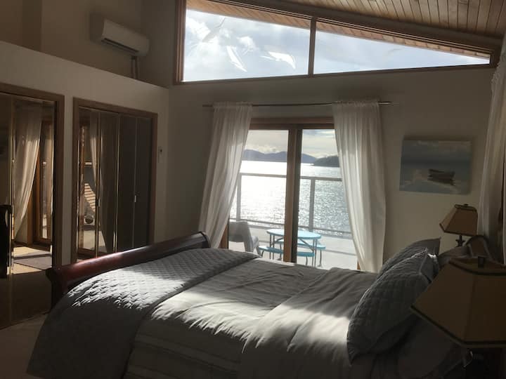 Dhomë gjumi në suitën kryesore me pamje mahnitëse
