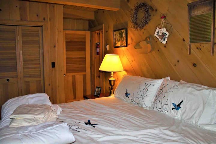 Dormitorio principal - 1er piso principal - cama tamaño king. Esta habitación está fuera de la sala de estar.