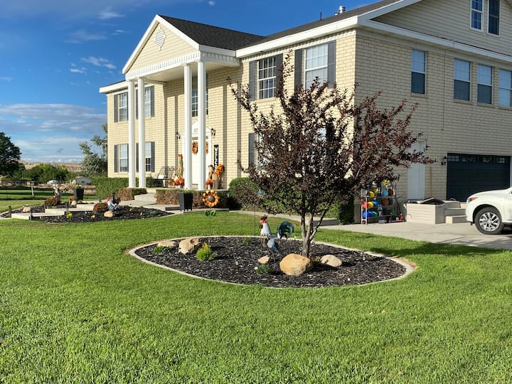 Main St. Manor / 8 Bedroom house Houses for Rent in Orangeville, Utah