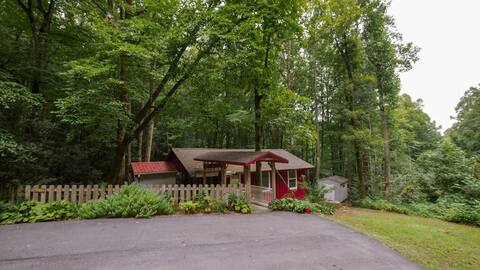 Falling Water Cabin - Nestled on Stream - Hot Tub