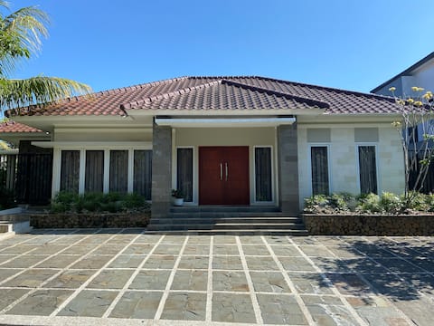 Beautiful 3-Bedroom Garden House Near Lake & Cafes