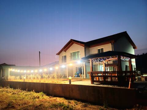 Yul's house (entire room: family room + studio 2): sea view, mudflat experience, fire pit, lawn yard