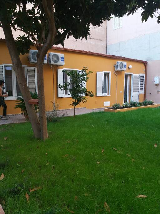 FRONTE CASA CON GIARDINO