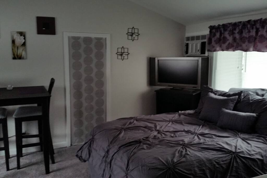 Cable TV, A/C, Closet